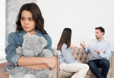 ДА ЛИ  ВАС ДЕЦА НЕКАД „ГУРНУ У СТРАНУ“? Постоје ситуације у којима се тинејџери СТИДЕ РОДИТЕЉА и осећају непријатно,  а разлог није оно што мислите