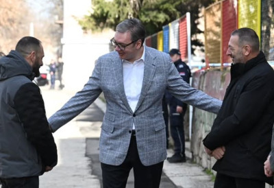 (ФОТО) ВУЧИЋ СА РОДИТЕЉИМА УБИЈЕНЕ ДЕЦЕ ИЗ ДУБОНЕ И МАЛОГ ОРАШЈА: „Колико сам могао, био сам уз њих“