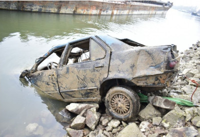 (ФОТО) ЈЕЗИВО ОТКРИЋЕ У ДУНАВУ! Аутомобил мушкарца несталог пре 11 година извучен из реке, у олупини пронађено тело