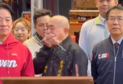 ”ЖАО МИ ЈЕ – НИСАМ МОГАО ДА СЕ ОБУЗДАМ” Кад је свештенику позлило на церемонији, све је отишло дођавола: излучевине завршиле и по председнику