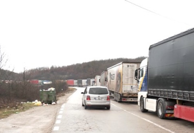 ГУЖВЕ НА АДМИНИСТРАТИВНОМ ПРЕЛАЗУ МЕРДАРЕ НЕ ПРЕСТАЈУ Робе вредне милионе стоје, камиони у колони