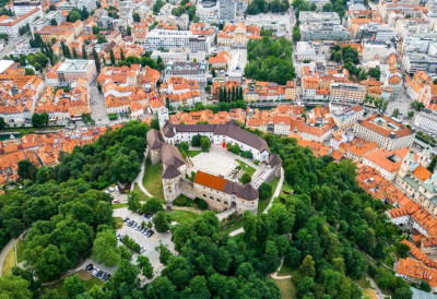 ВОЗАЧИ, ВАРИОЦИ, КУВАРИ… СРБИ МАСОВНО ПАКУЈУ КОФЕРЕ ЗА СЛОВЕНИЈУ Задњих пет година посао пронашло готово 14.000 радника