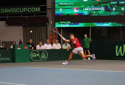 ИЗУЗЕТНО ТЕЖАК ДАН ЗА ДЕЈВИС КУП РЕПРЕЗЕНТАЦИЈУ СРБИЈЕ Лајовић ударио у стаклени пано и завршио у болници ПОВРЕДИО ГЛАВУ, РАСЕКАО УСНУ