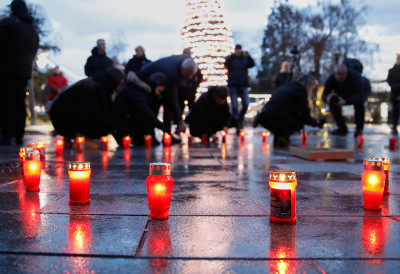 ПОРОДИЦЕ ЖРТАВА ТРАЖЕ "ПРАВДУ И ИСТИНУ" Протестни скуп поводом пожара који је ПОТРЕСАО ШВАЈЦАРСКУ