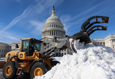 (ФОТО) ЛЕДЕНИ АРМАГЕДОН ПАРАЛИСАО АМЕРИКУ: ЗАБЕЛЕЖЕНО ЧАК -32 СТЕПЕНА Најмање 87 мртвих, без струје 174.000 домаћинстава и предузећа, метеоролози упозоравају – најгоре тек долази
