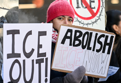 СТИЖУ ЉУБИЧАСТИ ПРСЛУЦИ Њујорк уводи правне посматраче за надзор имиграционих акција Трампове администрације