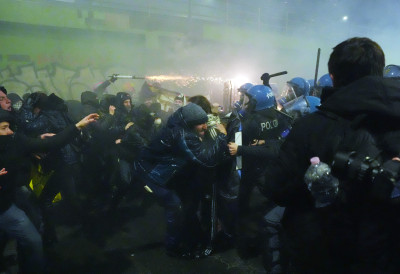 УХАПШЕНО ВИШЕ ОД 30 ЉУДИ Тотални хаос у Милану на протестима због Зимских олимпијских игара ПРОТИВЕ СЕ ПРИСУСТВУ АМЕРИЧКИХ ИЦЕ АГЕНАТА