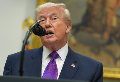 ОПТУЖБА ЈЕ КЛЕВЕТА КРОЗ МОНТАЖУ ГОВОРА Суђење по тужби Трампа против Би-Би-Сија заказано за фебруар 2027.