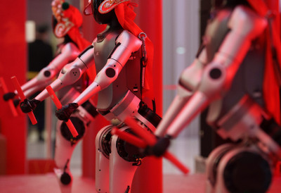 ХУМАНОИДНИ РОБОТИ УКРАЛИ ЉУДИМА ШОУ Плешу, засмејавају, а мачевима, штаповима и нунчакама баратају као прави!