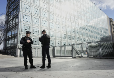 СТРАХ И НАСИЉЕ У ПАРИЗУ: Нацистички симболи и претње смрћу покренули полицијску истрагу