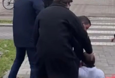 (ВИДЕО) ИНЦИДЕНТ У КУЛИ ТОКОМ ПЕРФОРМАНСА „СТОП НАСИЉУ НАД ЖЕНАМА“ Учесници тврде да су брутално нападнути, упиру прст у блокадере