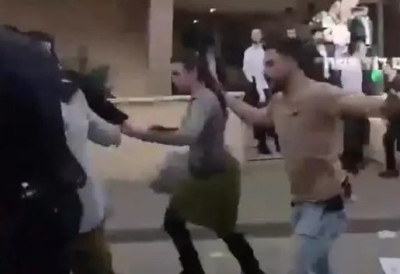 (ВИДЕО) НАСРНУЛИ НА ДВЕ ЖЕНЕ, ПОЛИЦИЈА ИНТЕРВЕНИСАЛА ШОК-БОМБАМА Ухапшено најмање 20 особа, ево шта се догодило