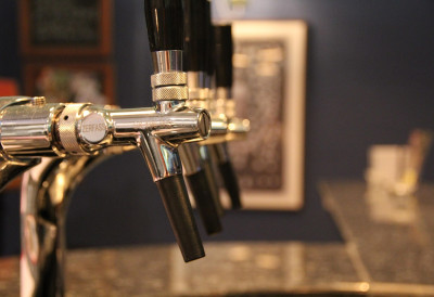 НЕСЛАВАН РЕКОРД У ЗЕМЉИ ПОЗНАТОЈ ПО ПЕНУШАВОМ ХМЕЉНОМ НАПИТКУ Немци забележили највећи пад продаје пива у протекле три деценије