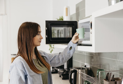 ОЗНАКА „ПОГОДНО ЗА МИКРОТАЛАСНУ“ ПОД ЛУПОМ Стручњаци упозоравају на милионе непожељних честица које могу завршити у вашем тањиру