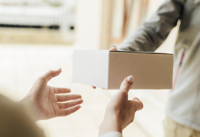 КУПЦИ У НЕДОУМИЦИ ЗБОГ ПОУЗЕЋА! Да ли имате право да ПРОВЕРИТЕ садржај пакета ПРЕ ПЛАЋАЊА