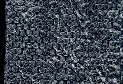 МОЖЕТЕ УШТЕДЕТИ НА РАЧУНУ ЗА СТРУЈУ Ево како трик са ПУЦКЕТАВОМ ФОЛИЈОМ чува топлоту у дому!