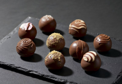 НАПРАВИТЕ САМИ САВРШЕНЕ ПРАЛИНЕ Спој хрскавих лешника, карамеле и млечне чоколаде обориће вас с ногу КАО ИЗ ПРОДАВНИЦЕ ДЕЛИКАТЕСА