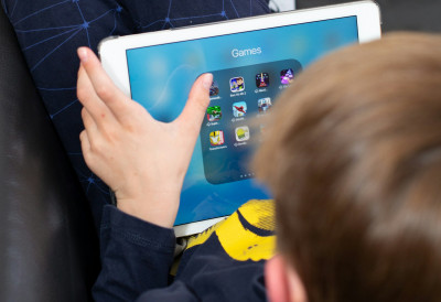 ЧЕТИРИ ЕДУКАТИВНЕ РАДИОНИЦЕ ПРЕВЕНЦИЈЕ НЕГАТИВНОГ УТИЦАЈА ЕКРАНА НА РАЗВОЈ ДЕЦЕ ЗА РОДИТЕЉЕ У ДОМУ ЗДРАВЉА "НОВИ САД" Ево где се можете пријавити