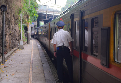 ПАНИКА НА ШИНАМА Запалио се воз ка Осијеку, кондуктер викао „сви напоље“ ПУТНИЦИ ЗАВРШИЛИ У БЛАТУ ДО КОЛЕНА