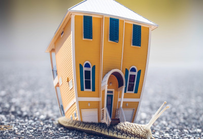 (ВИДЕО) Сваки покрет захтева логистику ОВАКО СЕ СТУДЕНТКИЊА СНАЛАЗИ У СТАНУ МАЊЕМ ОД СЕДАМ КВАДРАТА, КОЈИ ПЛАЋА 300 ЕВРА!