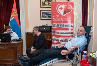ХУМАНИ ГЕСТ У ГРАДСКОЈ КУЋИ Градоначелник Зрењанина Симо Салапура по 55. пут дао крв