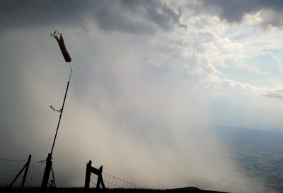 ОСЕТНО ЋЕ ЗАХЛАДНЕТИ Сутра облачно са кишом и ветром, а овде ће чак и поново завејати ЕВО ЗА КАДА СЕ ПРЕДВИЂА РАЗВЕДРАВАЊЕ И ОТОПЉЕЊЕ