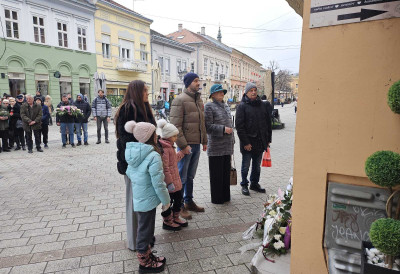НОВИ САД СЕ СЕЋА ЖРТАВА „ЛАУНЏА“ И овог 17. фебруара положено цвеће испред спомен-плоче у Змај Јовиној улици