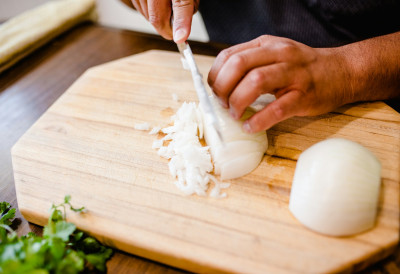 ЗАБОРАВИТЕ НА ЖВАКЕ, НАОЧАРЕ... Тим физичара открио како да НЕ ПЛАЧЕТЕ док СЕЦКАТЕ ЛУК! Ово су најефикаснији трикови