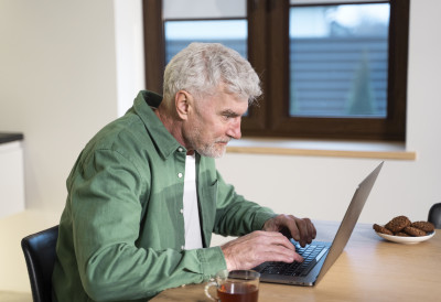 ПАЗИТЕ ШТА НАРУЧУЈЕТЕ СА ТЕМУА Неки производи су забрањени! ЈЕДАН ПЕНЗИОНЕР ЗАВРШИ НА СУДУ Скупо га коштао "клик"