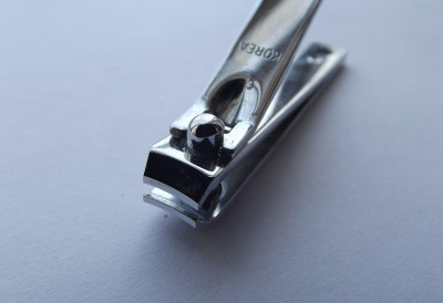 МАЛО КО ЗНА ЗАШТО ГРИЦКАЛИЦА ЗА НОКТЕ ИМА МАЛУ РУПУ НА КРАЈУ Многи је користе погрешно, А СВРХА ВРЛО ПРАКТИЧНА