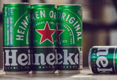 Пљуште откази, бонуси остају! “ХАЈНЕКЕН“ ПЛАНИРА ДА ОТПУСТИ 6.000 РАДНИКА Пиварска група најавила ДРАСТИЧНЕ резове