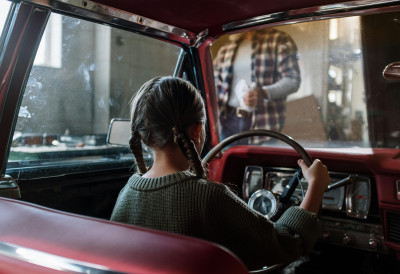 "РАЗЛИКА У ПОГЛЕДИМА ЈЕ ФУНДАМЕНТАЛНА" Хаос на тестирању САМОВОЗЕЋИХ АУТОМОБИЛА Закочио „из све снаге“, кад оно ПЕШАК НА РЕКЛАМИ Ево шта још ЗБУЊУЈЕ АИ