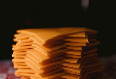 (ВИДЕО) Ни цена не гарантује квалитет ШТА ОВО ЈЕДЕМО? Запалили листић ТОПЉЕНОГ СИРА, па изазвали ХАОС на мрежама: ГОРИ КАО ПЛАСТИКА, крајеви црни, смрди као...