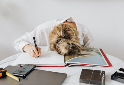 СТРЕС, ПРЕГОРЕВАЊЕ ИЛИ ТОКСИЧНО ОКРУЖЕЊЕ ТЕРАЈУ ИХ НА ОТКАЗ Сазнајте које професије у Србији највише боле ови разлози!