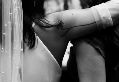 Младенци се посвађали па уследио ОПШТИ ХАОС Лавина коментара због снимка БРУТАЛНЕ ТУЧЕ на свадби! МЛАДОЖЕЊА УДАРИО МЛАДУ, њега њен отац, а онда су ускочили СВАТОВИ