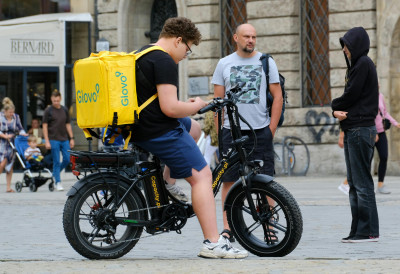 ГЛОВО ПОД НАДЗОРОМ ЗБОГ ИСКОРИШЋАВАЊА РАДНИКА Хаос у италијанској филијали: Плате испод границе сиромаштва! ФОРМАЛНО САМОЗАПОСЛЕНИ, а заправо... ИСТРАГА трајала више од годину дана