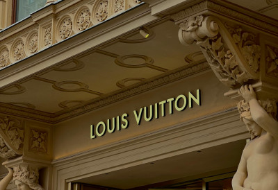 (ВИДЕО) После „јестиве“ торбе у облику јајета, ЛУЈ ВИТОН ИЗБАЦИО ЈОШ ЈЕДАН „КУХИЊСКИ“ АКСЕСОАР: Трендсетерке драге, овакав НОВЧАНИК још нисте виделе! Кошта - "ПРАВА СИТНИЦА"