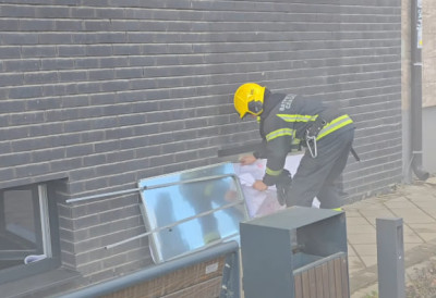 (ВИДЕО) ВЕЛИКИ ПОЖАР ИЗБИО У ПЕТРОВАРАДИНУ, ДЕО УЛИЦЕ ЗАТВОРЕН, ЈАК ВЕТАР НОСИ ДИМ- У сутерену зграде букнула канцеларија, СВИ СТАНАРИ ЕВАКУИСАНИ!