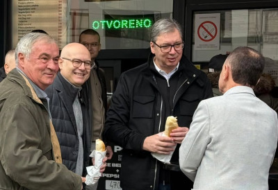 (ВИДЕО, ФОТО) ПРЕДСЕДНИК ВУЧИЋ У НОВОМ САДУ, ДОРУЧКОВАО СА ЛИДЕРОМ СНС ВУЧЕВИЋЕМ Ово још нисте видели- На киоску ИНДЕКСА стали за сто, а народ само прилази лидерима!