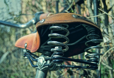 НЕОБИЧАН ПРИЗОР НАСМЕЈАО ФУТОЖАНЕ Бицикл завршио на бандери: „Попео се, па не зна да сиђе“