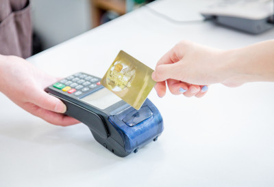 АКО ПЛАЋАТЕ НА РАТЕ ОВО ЋЕ ВАС ИЗНЕРВИРАТИ Банке увеле накнаду од најмање 500 динара! ПРОМЕНА КОЈА УДАРА НА ЏЕП КУПАЦА