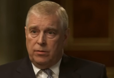 КОШТАЋЕ ГА ДРУЖЕЊЕ СА ЕПСТИНОМ Бившег принца уклањају из краљевске линије наслеђивања