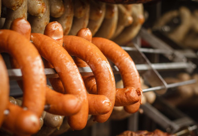 ПОВЛАЧИ СЕ КОБАСИЦА ПОЗНАТОГ ПРОИЗВОЂАЧА СА ТРЖИШТА Садржи алерген који није био наведен на декларацији