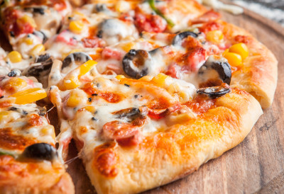 (ВИДЕО) НАЈСКУПЉА ПИЦА НА СВЕТУ КОШТА ВИШЕ ОД 11.000 ЕВРА! Погледајте од чега се прави луксуз од 20 центиметара ОД СИРОТИЊСКЕ ХРАНЕ ДО СИМБОЛА ДЕКАДЕНЦИЈЕ