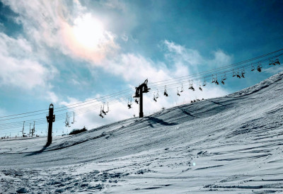 РАНАЦ ЈЕ ОДВЕО У СМРТ! Туристкиња погинула у ски центру у Јапану- Руксак се закачио за гондолу!