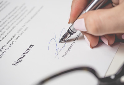 БИСЕРКО, ДУГА И МРГУД НЕСТАЈУ ИЗ МАТИЧНИХ КЊИГА Срби све чешће бирају нова имена, али и презимена ЕВО КОЛИКО ТО КОШТА