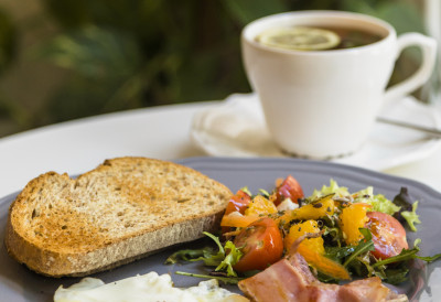 КИЛОГРАМИ МОЖДА ПАДАЈУ, АЛИ ХОЛЕСТЕРОЛ РАСТЕ Нутриционисти упозоравају на једну јутарњу навику која може да вас кошта здравља