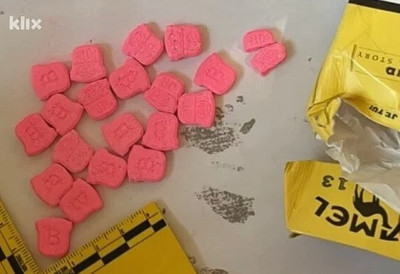 ПАЛА ТРОЈКА С ВАГИЦАМА И ТАБЛЕТИЦАМА:  Велико хапшење у Тузли, ухапшена петорица, ДВОЈИЦА ОДРАНИЈЕ БИЛА У БЕКСТВУ