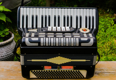 (ФОТО) "ДЕТЕ ЈЕ СПРЕМНО ЗА ЖИВОТ" Дечак нацртао хармонику, па насмејао цео регион! Малишан из Србије био креативан, учитељица послала поруку родитељима