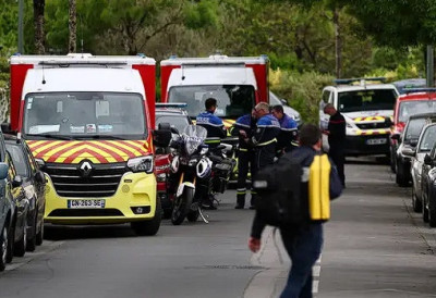 КРЕНУО ЕКСПЛОЗИВОМ НА БАНКУ! Полиција спречила напад испред банке у Паризу: УХАПШЕН НАПАДАЧ